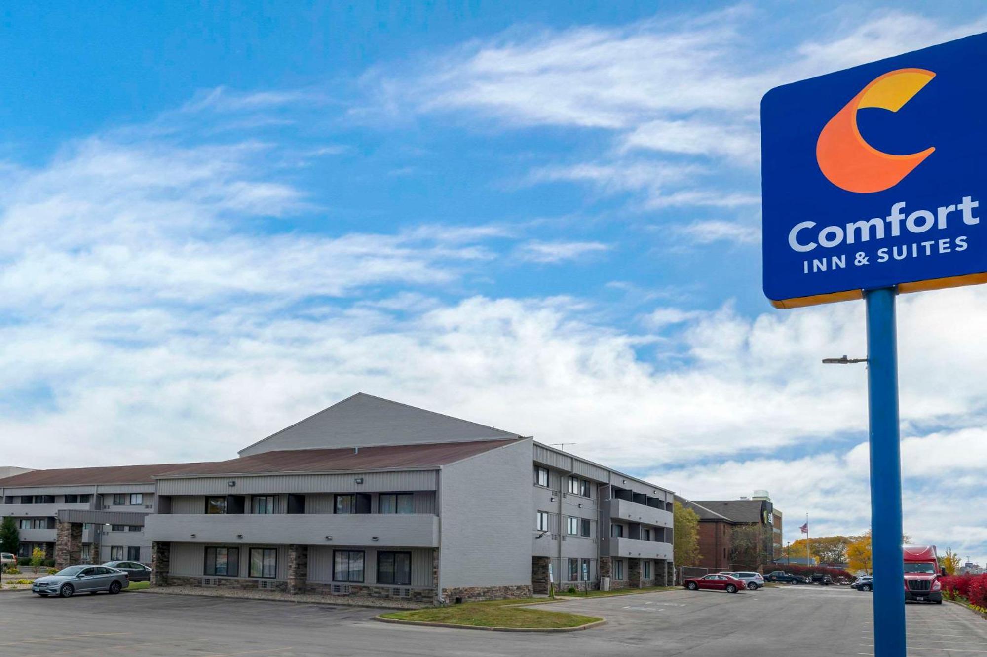 Comfort Inn & Suites North At The Pyramids Indianápolis Exterior foto